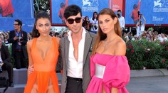 Nový trend slávnych hviezd. Na červený koberec s odhalenými intímnymi partiami