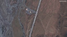 Rusi naďalej utekajú. Dlhý rad áut čakal na hraniciach z Ruska do Gruzínska, ukazujú satelitné zábery