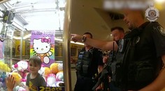 Nezvyčajná záchrana. Chlapec uviazol v automate na hračky, vyslobodili ho policajti