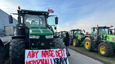 Traktory, ale aj vlečka s hnojom. Mestá a obce zablokovali tisícky nespokojných farmárov