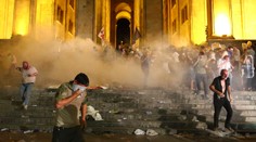 Masové protesty v Gruzínsku. Polícia použila slzný plyn a gumené projektily, sú stovky zranených