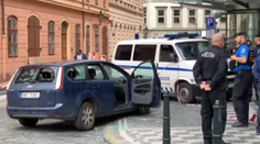 Výtržníci strieľali pred pražským klubom, ochrankári im bejzbalkami zdemolovali auto