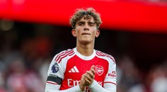 Neprezlieka sa v šatni s ostatnými, ochrankára má vždy po boku. Krok vedľa by sa Arsenalu mohol vypomstiť