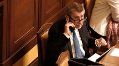 Česká vláda odhlasovala demisiu, štátu však bude šéfovať naďalej