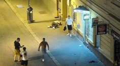VIDEO: Brutálna bitka v centre Banskej Bystrice. Polícia hľadá ľudí zo záberov