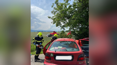 FOTO: Mladá vodička narazila do stromu a ostala zakliesnená v aute. Ratovali ju leteckí záchranári