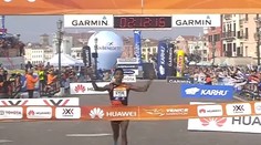 VIDEO: K víťazstvu prišiel ako slepý k husliam, skupina favoritov zablúdila