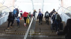 S kuframi a lyžami sa trmácajú po strmých schodoch. Vstupná brána do Tatier víta turistov nefunkčnými eskalátormi