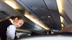 Pasažier sa neustále sťažoval na svoje miesto. Letuška prišla s geniálnym riešením