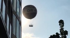 Vietor si robil s balónom, ktorý bol plný malých detí, čo chcel