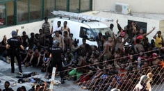 Útok migrantov v Maroku. Na policajtov hádzali výkaly a vápno