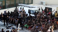 Útok migrantov v Maroku. Na policajtov hádzali výkaly a vápno