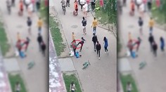 VIDEO: Otrasný útok v susednom Česku. Deti napadli seniorku na ulici, dospelí sa len pozerali