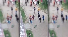 VIDEO: Otrasný útok v susednom Česku. Deti napadli seniorku na ulici, dospelí sa len pozerali
