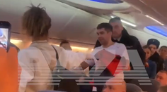 VIDEO: Lietadlo smerujúce do Dubaja muselo núdzovo pristáť. Muž hajloval a kričal, že je Rus