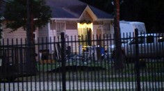 Pri streľbe v Texase prišlo o život päť osôb, páchateľ je na úteku