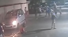 Nepozorná žena zrazila malého chlapca. Ten vstal akoby sa mu nič nestalo