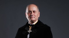 Ján Čarnogurský vstúpil do Rádu sv. Juraja. Odfotil sa v rytierskom plášti