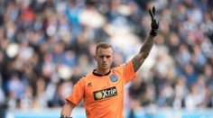 VIDEO: Gólman sa šiel počas akcie súpera napiť, svojim kiksom baví internet