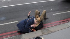 Obraz skazy, ale aj láskavosti. Zraneným po útoku v Londýne pomáhali cudzí ľudia