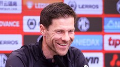 S Leverkusenom sa zapísal do histórie, no po sezóne odíde. Xabi Alonso by sa mal presunúť ku gigantovi