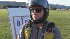 Ľudia nad Prievidzou sledovali odvážny pokus mladého nadšenca. Podaril sa mu rekord v zoskokoch