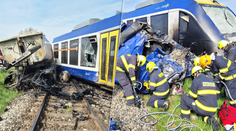 FOTO: Mŕtvy a desiatky zranených. Pri brutálnej zrážke s vlakom roztrhlo kamión na polovicu