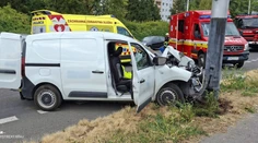 FOTO: Nehoda na strednom Slovensku. Vodičovi prišlo nevoľno, nasledoval tvrdý náraz do stĺpa