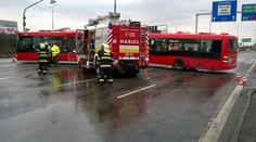 Po nehode autobusu a hasičov zostávajú v nemocnici štyria ľudia