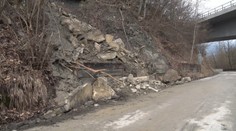 Roky sťažností nepomohli, tony skál sa zrútili na cestu. Obce na Orave majú veľké problémy