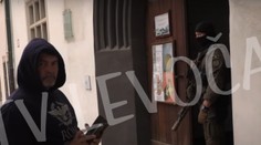 Zverejnili zábery z prevozu Donatellovej busty. Na akciu kukláčov dohliadal Machala v kapucni