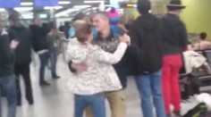 Spev, tanec a radosť. Česi oslavovali núdzové pristátie v Amsterdame