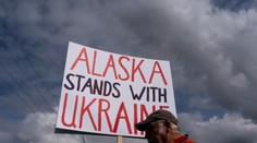 Ruská delegácia dorazila na Aljašku ako prvá. Miestni vyšli do ulíc, aby podporili Ukrajinu