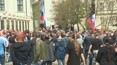 Stovky ľudí v Bratislave protestovali proti vláde i opatreniam