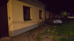 FOTO: Úradoval alkohol. Muž (32) autom vyletel z cesty a „zaparkoval“ v rodinnom dome