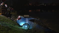 Češka poslala luxusný mercedes do rybníka