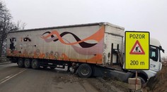 Cesta medzi Veľkým Šarišom a Prešovom bola pre nehodu neprejazdná