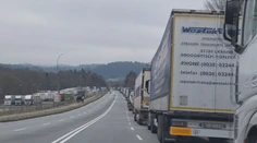 Poľský premiér nalieha na EÚ, aby opäť zaviedla povolenky pre kamióny z Ukrajiny