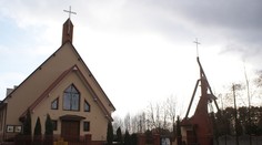 Kňaz z Poľska kúpil pozemok s domom, v ktorom žije rodina. Chce ich vysťahovať a zbúrať ho, vraj kazí obraz kostola