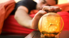 Neviete sa ráno postaviť z postele? Prinášame 12 tipov, ako sa ľahšie zobudiť
