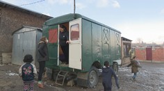 Janka sa stará o vzdelanie detí z Huncoviec, vyučovacie hodiny absolvujú v maringotke