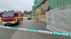 Vo Svidníku spadol zo strechy domu robotník. Pád z asi 10-metrovej výšky neprežil