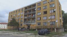 Z legendárnej bytovky vo Veľkom Krtíši chcú vysťahovať po rokoch vyše 130 ľudí