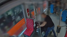 VIDEO: Dráma v bratislavskej električke. Vozíčkar napádal cestujúcich, spacifikoval ho policajt v civile
