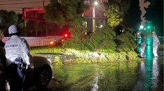 Búrka zaplavila časti Japonska a vypla elektrinu