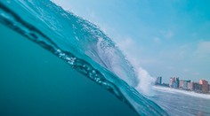 Z mora sa náhle zdvihla obrovská vlna. Exotická dovolenka sa v sekunde zmenila na boj o život