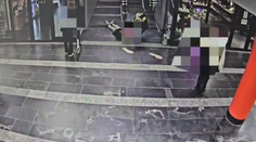 VIDEO: Hyenizmus v priamom prenose. Mladíka v Bratislave okradli počas toho, ako mal epileptický záchvat