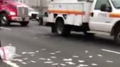 Hotové šialenstvo: Z pancierového auta sa vysypali peniaze. Čo myslíte, čo nasledovalo?