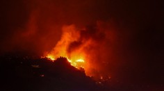 Požiar v Los Angeles sa nedarí dostať pod kontrolu. Plamene si vyžiadali už niekoľko obetí, no môže byť ich oveľa viac