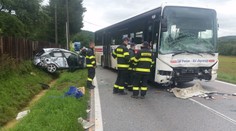 Vážna nehoda pred Komárovom: Auto po šmyku vrazilo do autobusu, vodič je ťažko zranený